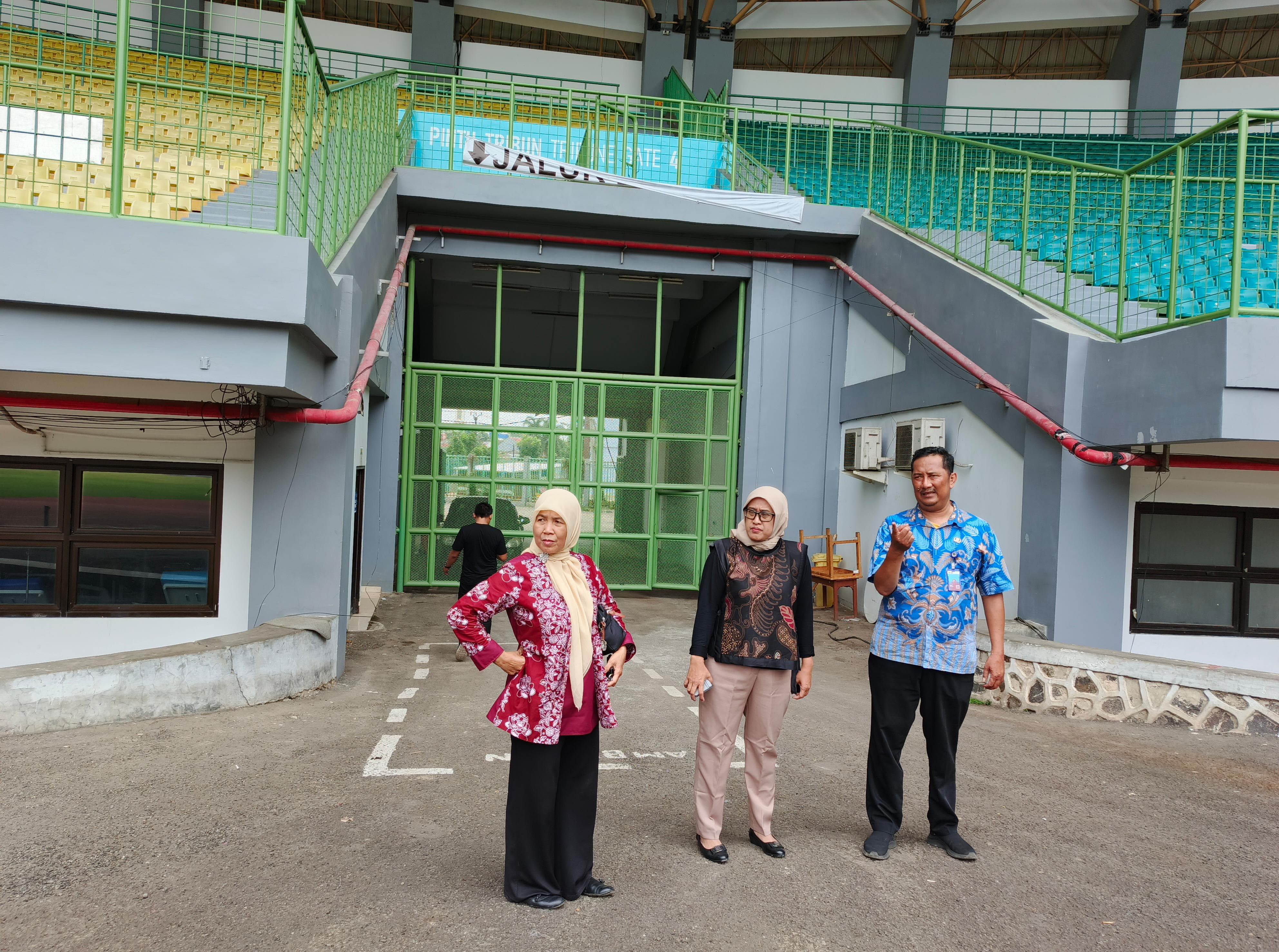 Mengecek Lapangan Stadion Dalam Persiapan Pembinaan Posyandu Dan 100 Hari Kerja Walikota Dan Wakil W ... 